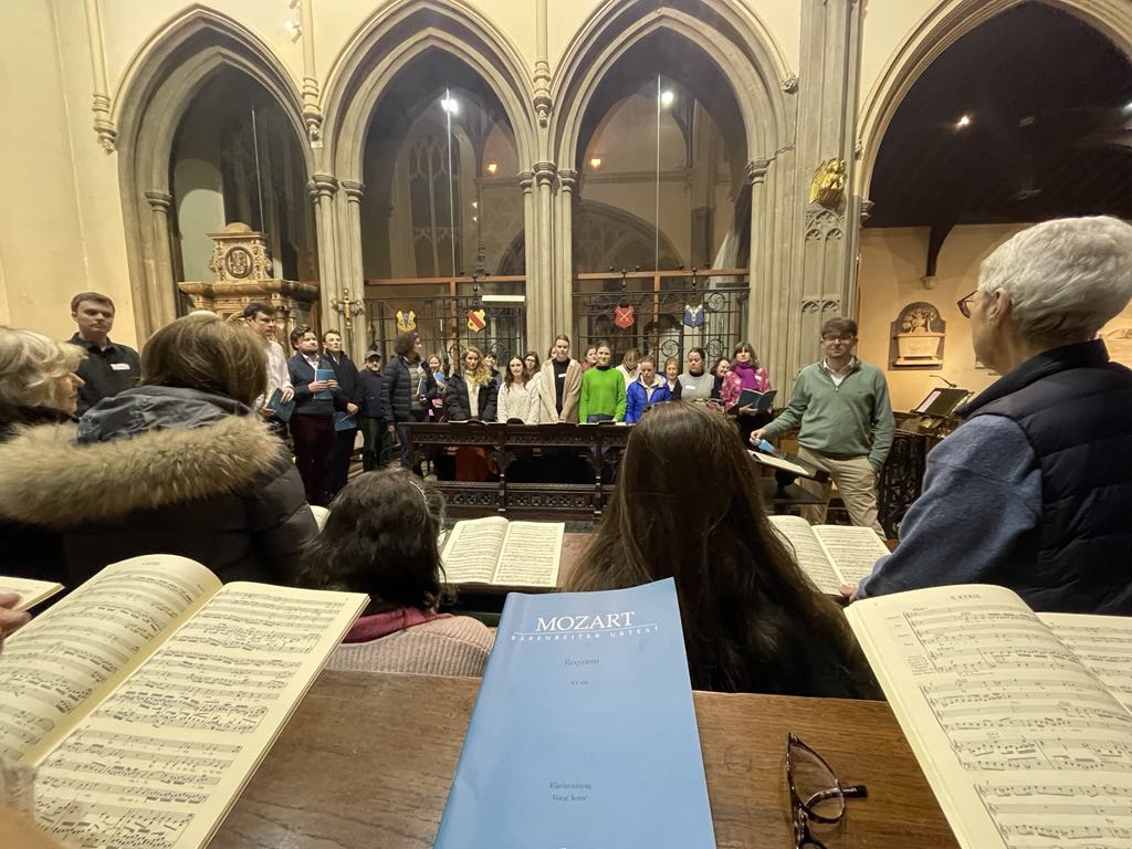 FulhamCamerata's tweet photo. Lovely first rehearsal of Mozart's Requiem in our beautiful new home, @AllSaintsFulham.

Special warm welcome to our 9 new members! ❤️
.
.
.
#FulhamCamerata #choir #fulham #parsonsgreen #singing #HarryGuthrie1 #AllSaintsFulham #mozart #requiem https://t.co/0Sg1k9L8AI
