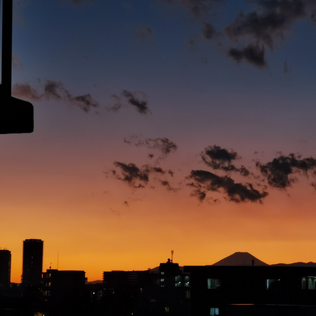 __kako__'s tweet photo. 本日の富士山、はじめは違う駅で撮ってみた。雲がもっとピンクできれいだったんだが... https://t.co/hzACjQkoIA