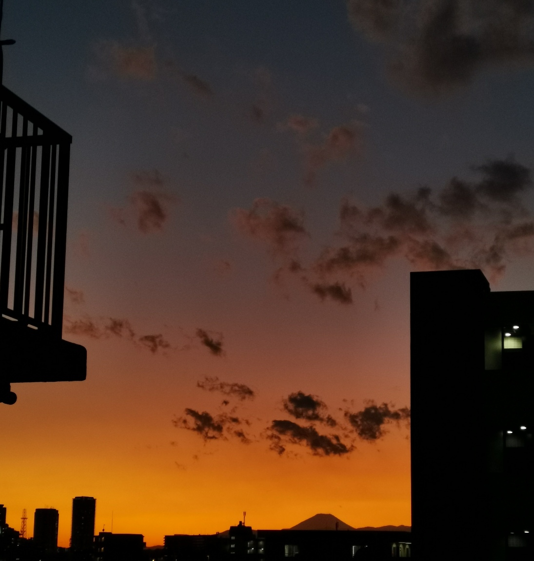 __kako__'s tweet photo. 本日の富士山、はじめは違う駅で撮ってみた。雲がもっとピンクできれいだったんだが... https://t.co/hzACjQkoIA