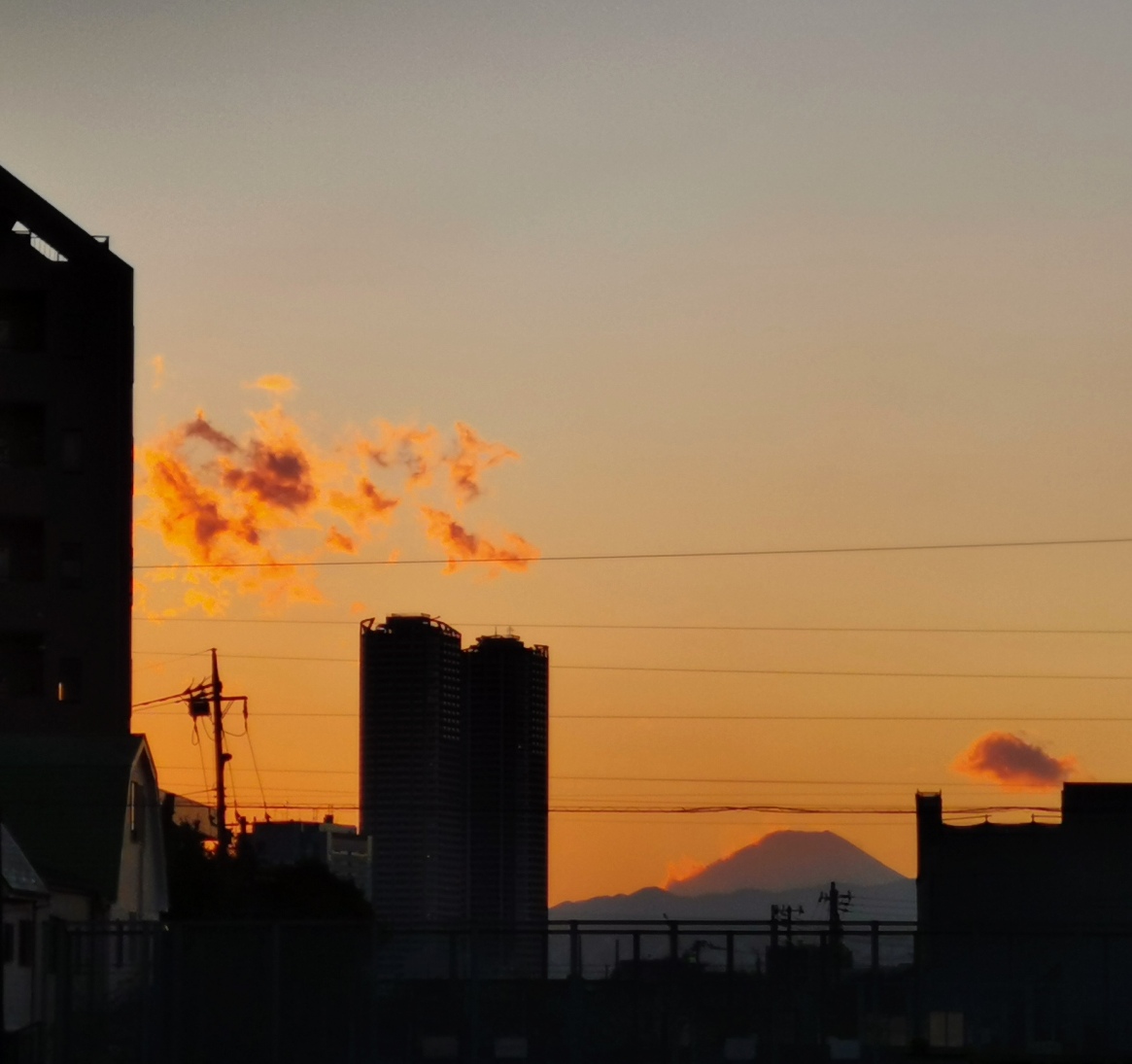 __kako__'s tweet photo. 本日の富士山、はじめは違う駅で撮ってみた。雲がもっとピンクできれいだったんだが... https://t.co/hzACjQkoIA