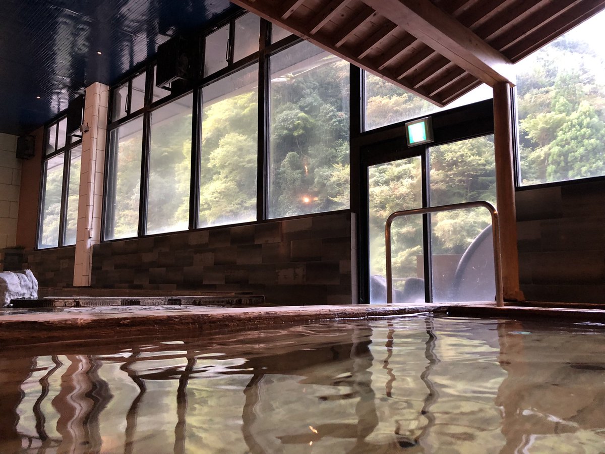 hiro_sas's tweet photo. 「つえたて温泉 ひぜんや」の
本館大浴場「豊後の湯」♨️

川のせせらぎ音を聴きながら
こちらの湯もまた格別…♪

寛ぎのひと時に心から感謝…✨

#熊本県小国町
#県境に佇む温泉旅館
#つえたて温泉ひぜんや 
#温泉旅館
#豊後の湯
#本館大浴場
#こちらもまた格別
#旅行好き
#ホテル巡り好き
#時差投稿 https://t.co/YyyBFFYyST