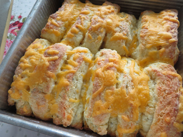 MarieRYnr's tweet photo. Cheesy Butter Biscuit Sticks. Delicious little breads loaded with butter and cheese. Hard to resist. https://t.co/9HouTPnyKB #cheesy #bake #butter #biscuits #yummy #RecipeOfTheDay #bake #nomnom #tasty #delicious #Food #butter #Taste #yumyum https://t.co/quSXTgjMmd