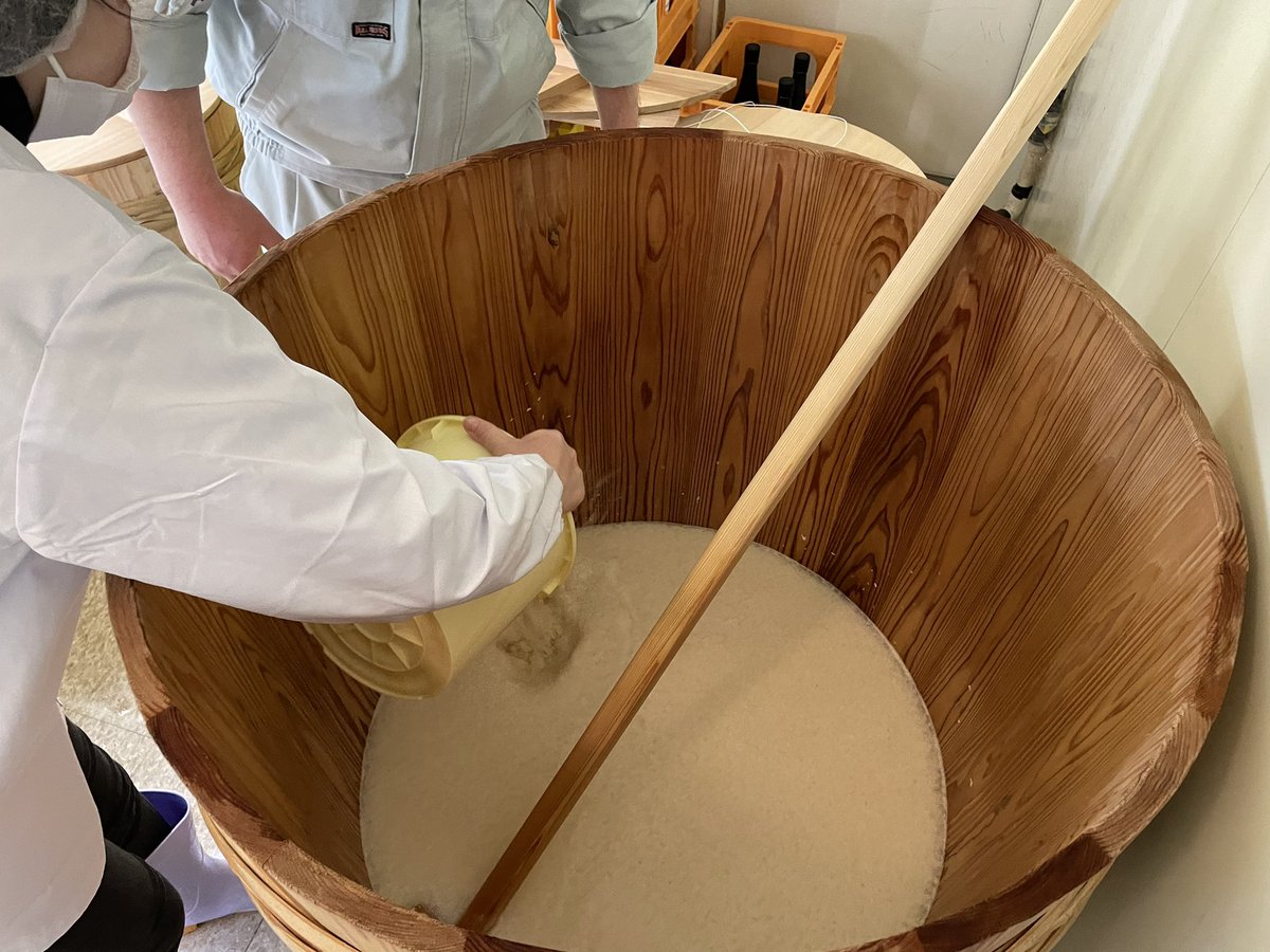 yamaneshuzo's tweet photo. 【拡散希望・やまね酒造新年会の詳細決定！】

東京都神田で、やまね酒造の初の単独イベントを開催いたします。
2025年1月26日（日）17:30〜22:30まで会場は「立ち飲み居酒屋ちぇけ」様です。

2時間やまね酒造のお酒飲み放題で1名様6,000円（税込）です。
※やまね酒造のお酒は木桶仕込み・6号酵母・袋吊り・無濾過生原酒です
秘蔵酒であるカカオニブ麹を使ったお酒はじめ、蜂蜜酒や狭山茶酒等、やまね酒造の年間製造量の約10%を大放出する予定です。
※一部、お酒につきましては、飲める量を制限させていただきます

おつまみ類は木桶仲間が作る木桶仕込み醤油を使ったナッツや、地元飯能産のさつま芋を使った芋チップ、やまね酒造特製の粕汁（飯能産固定種野菜【無農薬】を使用）等を販売いたします。
当日のオペレーションは、やまね酒造代表である若林ひとりを予定しているため皆様、お手柔らかにお願い申し上げます。

ご予約は①〜⑤をご記載いただき以下のメールアドレスまでお願い申し上げます。
（やまね酒造 担当：若林）yamaneshuzo@gmail.com 
①参加代表者様氏名②参加者様人数③参加開始時間④参加者様全員が20歳以上かの確認（全員20歳以上の場合はその旨、記載ください）⑤参加者様の電話番号（当日連絡のとれる電話番号）

※飲酒運転は法律により、厳しく禁止されております
※20歳未満の飲酒は禁止です