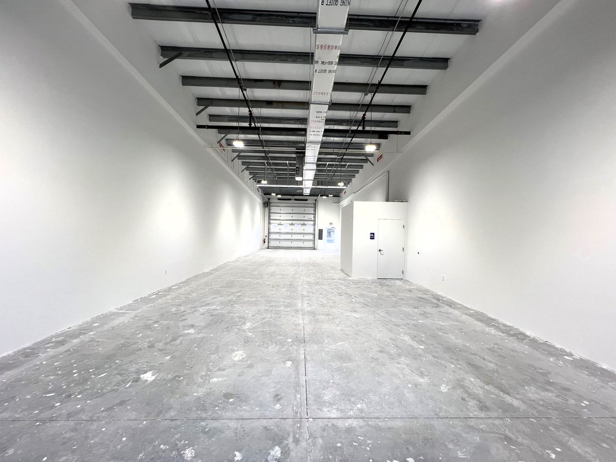 realty_bartley's tweet photo. 📢Attention Businesses &amp; Investors in Fort Myers!
Unveiling the Lee Rd Flex Suite - The Perfect Fit for Your Industrial Needs!
🏢 Spacious 30,000 sq ft building
🏢 Individual 2,000 sq ft units
🏢 Available for Sale or Lease
📞 Contact David Bartley at 239-784-3283 https://t.co/lFADAANoeH