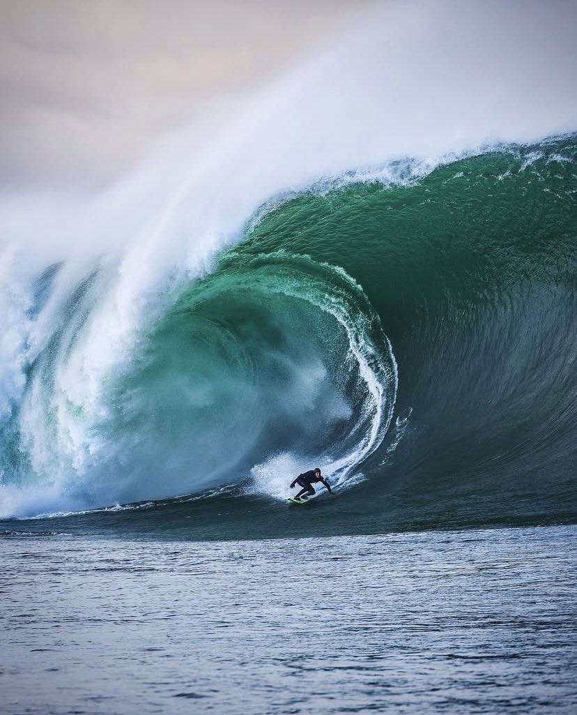 When Mullaghmore roars to life 🙌🏻

Irish charger Gearoid McDaid in his back yard. 📸 captured from the water by Gary McCall
