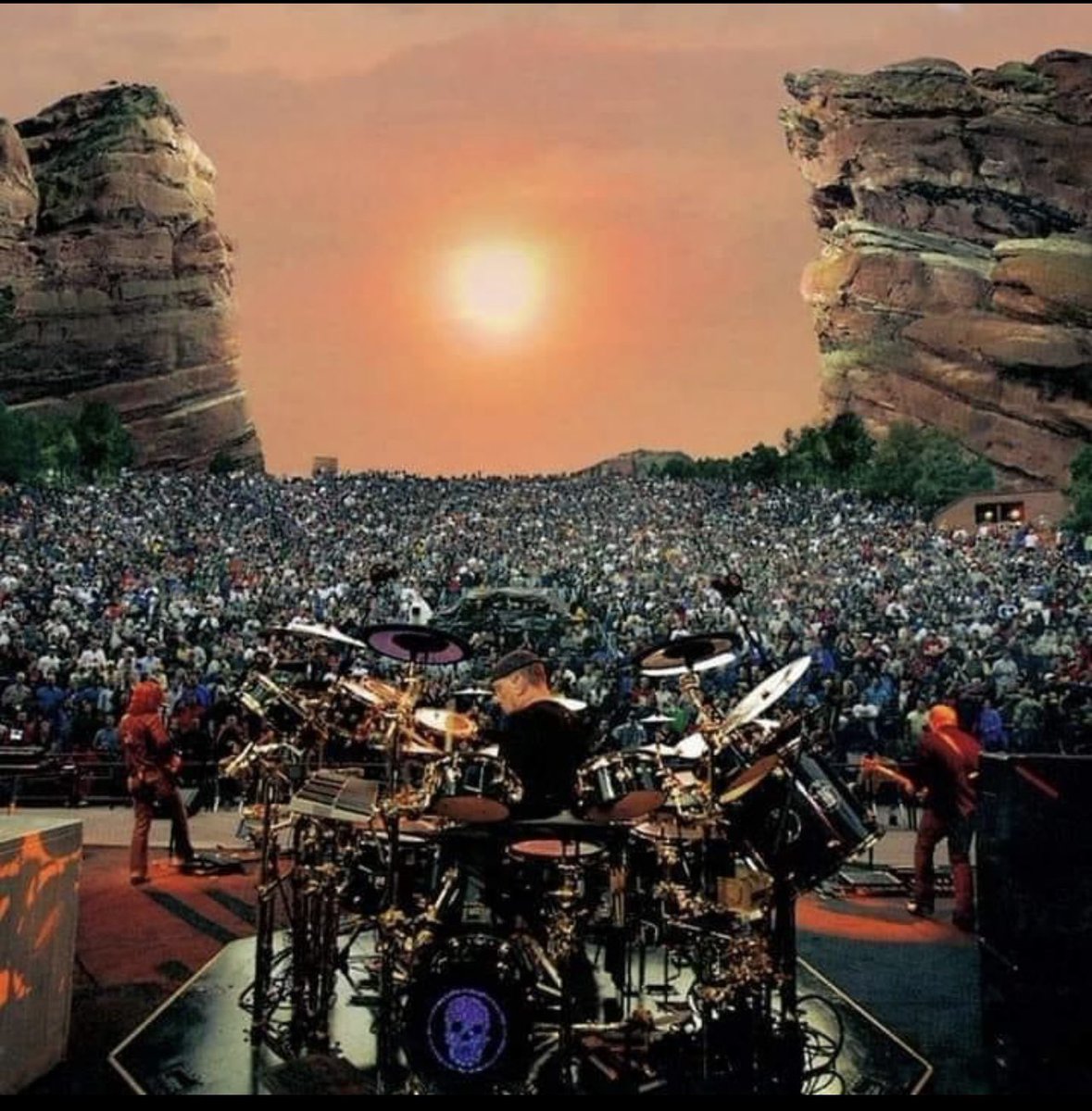 vivien2112's tweet image. He’s got a road map of Jupiter 
A radar fix on the stars
All along the highway
She’s got a liquid crystal compass
A picture book of the rivers
Under the Sahara…
…Were only at home when we’re on the run
On the run…🎲
#RipNeilPeart 
Happy WW #RushFamily