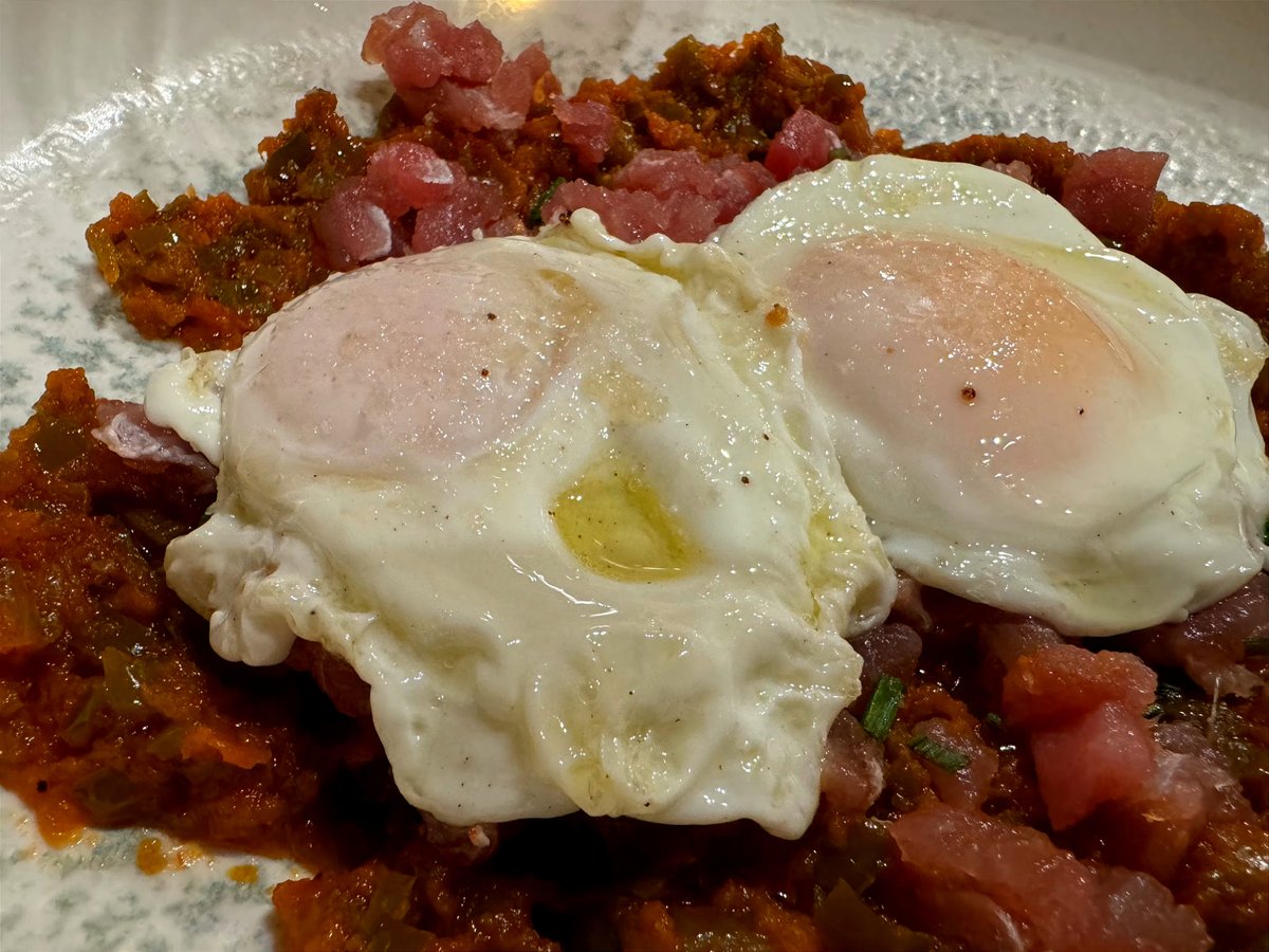 Huevos fritos, tartar de atún rojo Balfegó y pisto de Jaén. Combinaciones sublimes para disfrutar en tu visita a #CanelaenRamaLinares.

Información y reservas ☎ 953602532
📍República Argentina, 12

#canelaenrama #gastronomia #menudegustacion #Linares