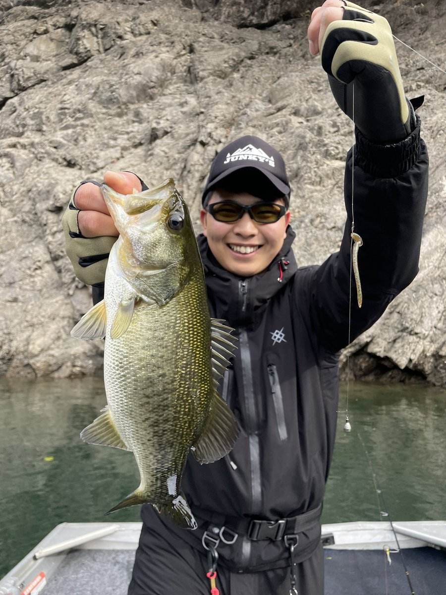 khbassfs's tweet photo. 先日池原で釣れたのはスマイルワームベビーのダウンショット！🎣

手堅く釣るならコレ！！

寒いけどまだまだ釣れる🎣🎣

 #池原ダム #NOIKEマーケティング #ジャンキーズ #バッシングロード #スマイルワーム #スマイルワームベビー #NOIKE #バス釣り https://t.co/qWmxOhsF2l