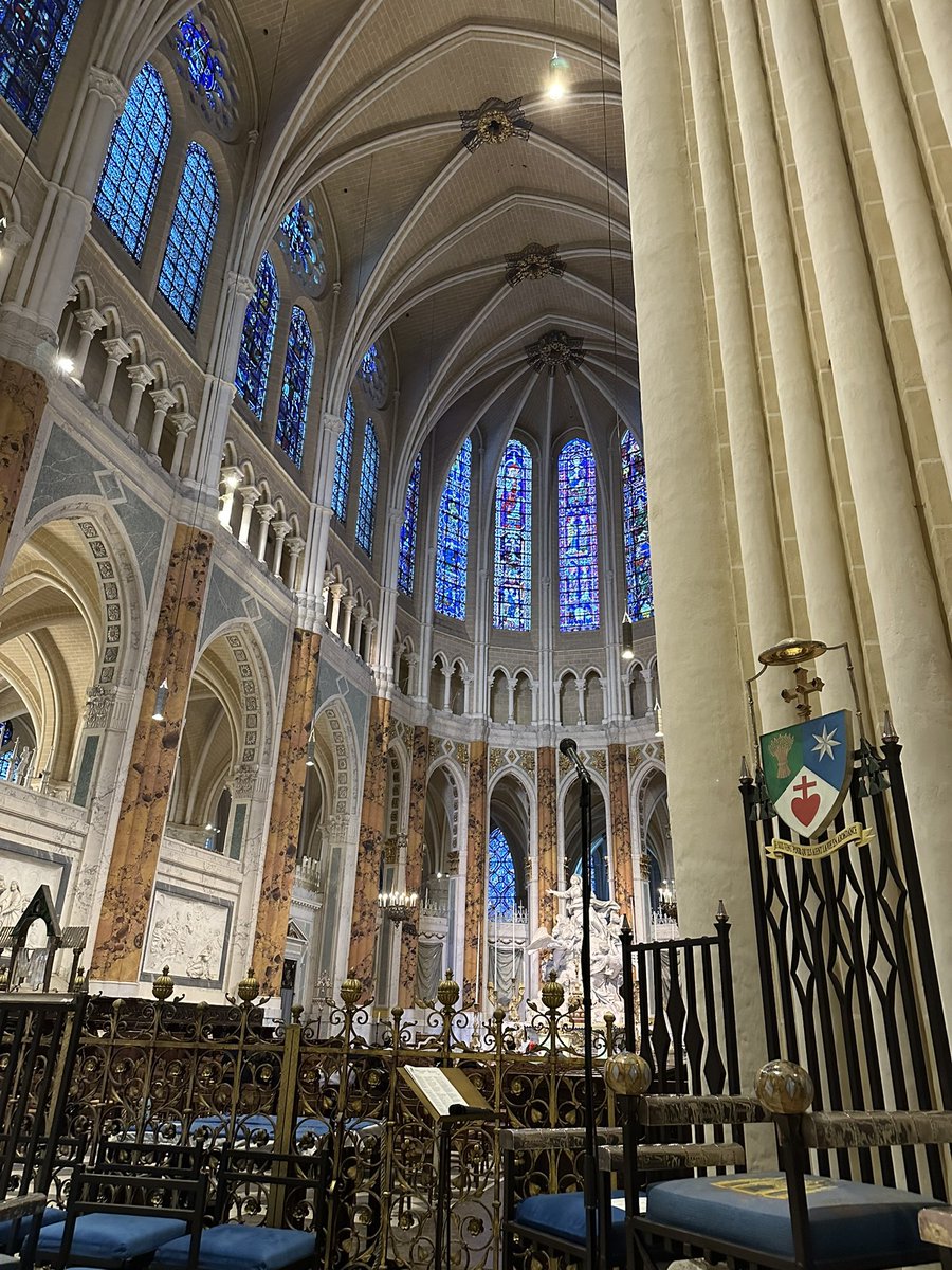 Windows of stained glass in the Chartres cathedral, 1194-1252

 #WindowsonWednesday