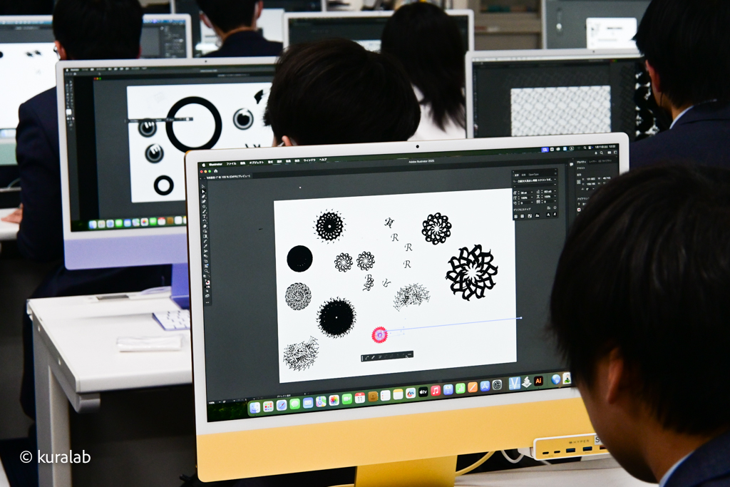kuralab_project's tweet photo. 高校で「模様を作る」をテーマに出張授業を実施してきました!
今回は、自分の名前のアルファベット1文字を使い、対称図形を描く基本的な4つの方法でパターンを制作しました。
1つの文字を様々な方法で配置することで、予期しない模様が生まれる楽しさを体験してもらえたようです✨
#patterndesigning https://t.co/XVfVZb75QP