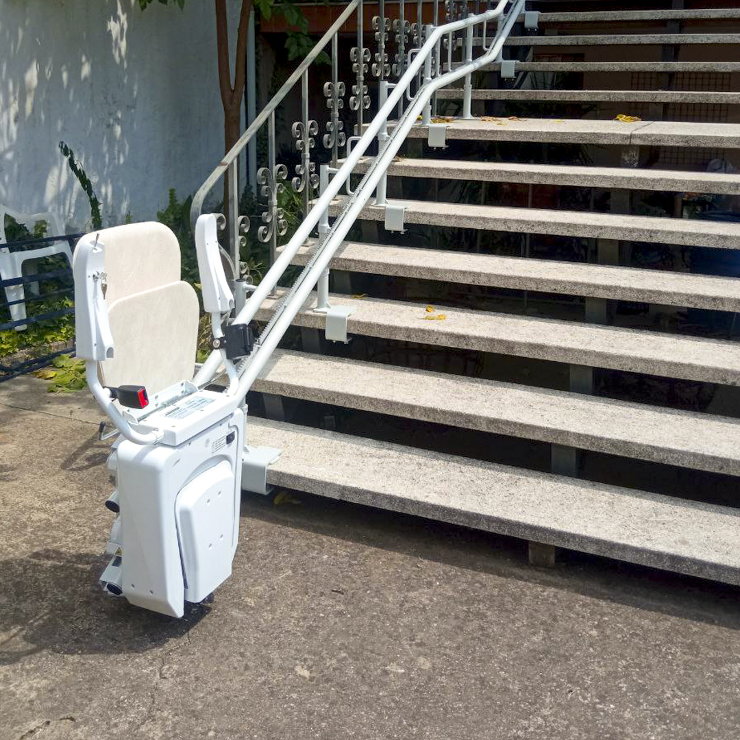 Esta silla está diseñada para superar las barreras de acceso al hogar y preparada para resistir las inclemencias del clima. El objetivo: ofrecer máxima autonomía y confort con una #sillasalvaescaleras que ocupe el mínimo espacio

#movilidadreducida #sillaselevadoras #enier