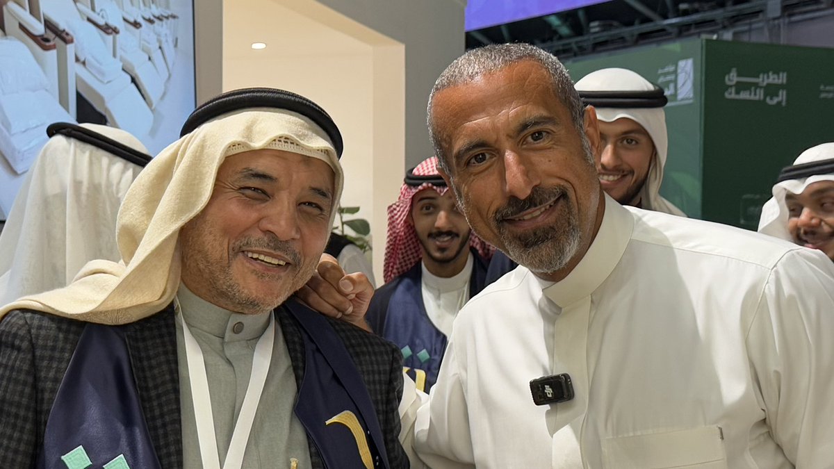 NozolySA's tweet photo. جمعنا الإحسان !

تشرفنا بزيارة الأستاذ أحمد الشقيري في معرض الحج والعمرة، حيث تم التقاط صورة تذكارية مع مالك شركة نزلي، السيد جميل بندقجي.
@shugairi 

#أحمد_الشقيري
#معرض_الحج_والعمرة
#شركة_نزلي https://t.co/2Wv61RHsxt