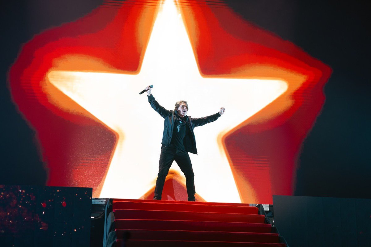 Miguel Ríos arrasó dando la bienvenida a los hijos del subnopop en “El concierto solo para gente guapa de Ojete Calor” del Wizink Center. Espectacular también la inocentada de su doble cayéndose al suelo.