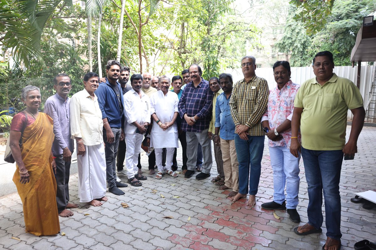 LIC Unit #Thalaivar #SuperStar <a href="/rajinikanth/">Rajinikanth</a> fans association presented commemorative shields to Director Thiru. Suresh Krissna &amp; to music director Thiru. <a href="/ungaldevaoffl/">'Thenisai Thendral' Deva</a> to mark the completion of industry hits
30 years of #Baasha
32 years of #Annamalai 
&amp; also 30 years of #Veera