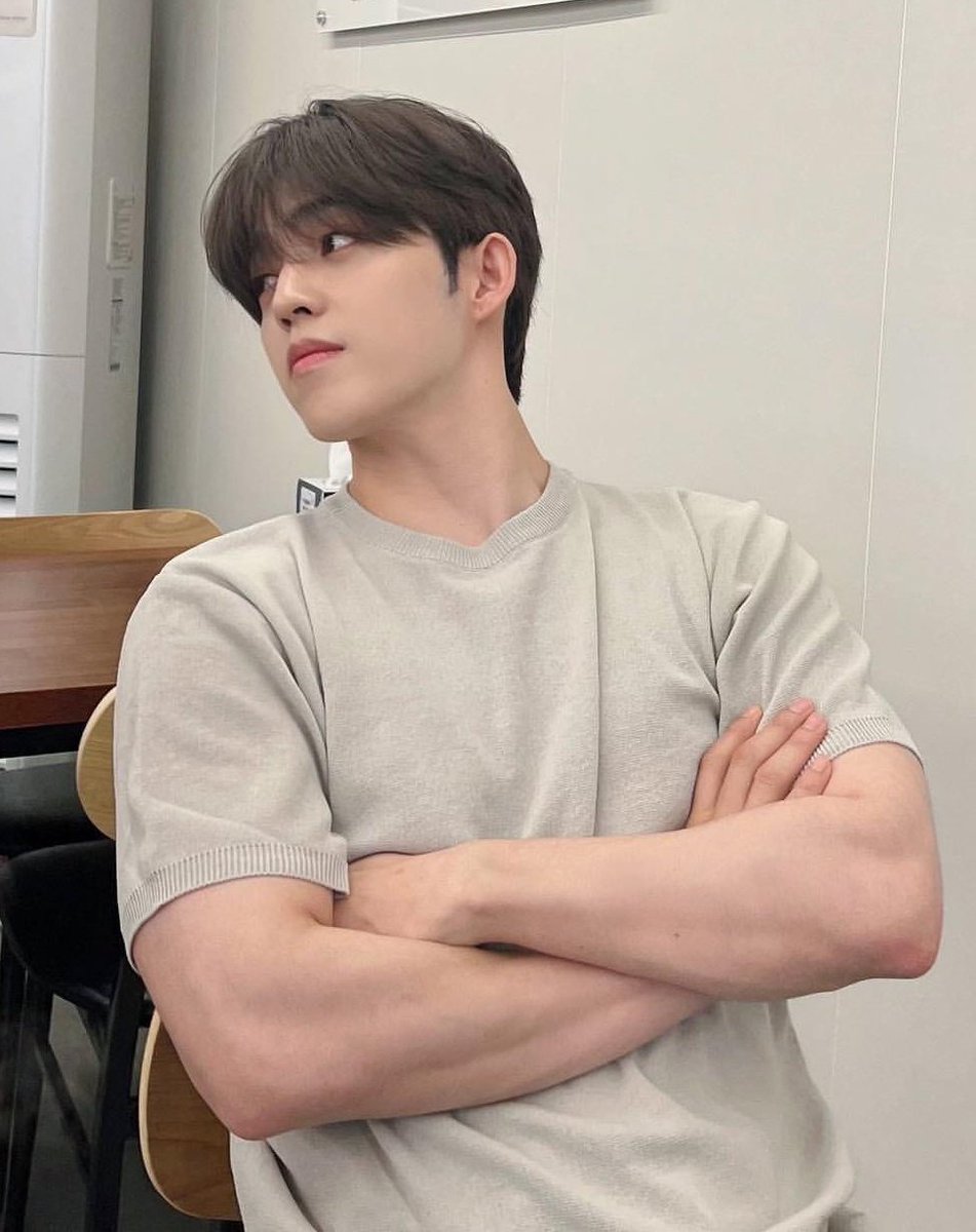 chae9ya's tweet photo. 이 사이에 3년있다

키워놓으면어려지고
키워놓으면어려지고 . . . https://t.co/GUA3hkZfPL