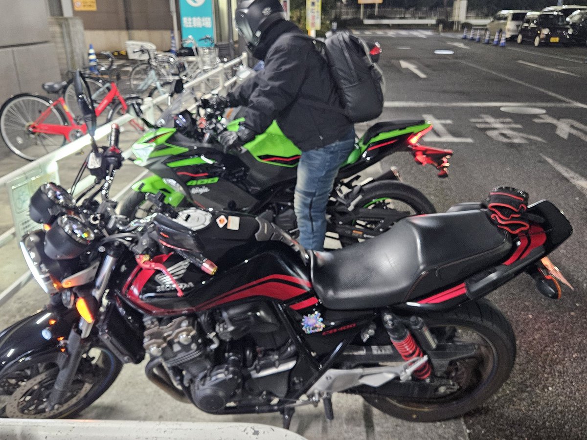思い出した様にバイクの写真撮ってみた
黒と緑