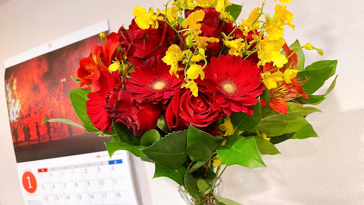 haruki_yokkora's tweet photo. いただいた花束を花瓶に💐
綺麗だねぇ、ありがたいねぇ(´ｰ｀) https://t.co/BMXG2v1w9U