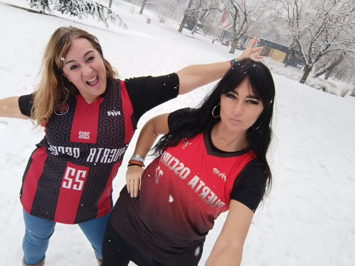 dasaliz's tweet photo. vörös és fekete érzés 🇭🇺 @CDJPuertaOscura en Hungría 🏀
Y...de repente...Budapest se vistió de blanco 🌨 rojo ❤️ y negro 🖤
#Budapest 🇭🇺
#SnowWinter ☃️
#PuertaOscuraAroundTheWorld 🌎 https://t.co/43vBUyJGNr