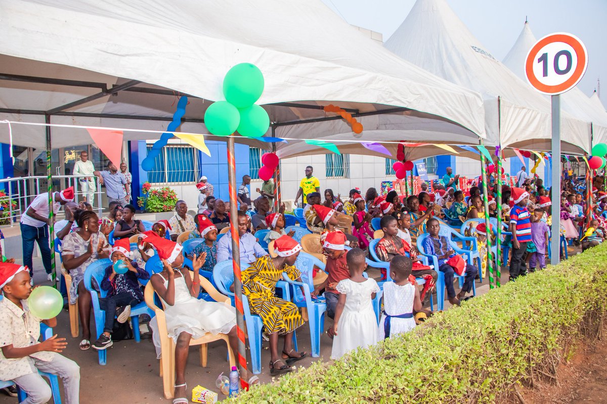 agl_togo's tweet photo. Comme l’année dernière la Direction Générale du Groupe au Togo à travers L’Amicale des Femmes « AF-AGL TOGO » a organisé une grande célébration de Noël dédiée aux enfants de nos collaborateurs le 28 Décembre 2024. 
Dans nos jardins, les enfants de 3 à 10 ans ont passé un joyeux⬇️ https://t.co/VLaSEDLwdE