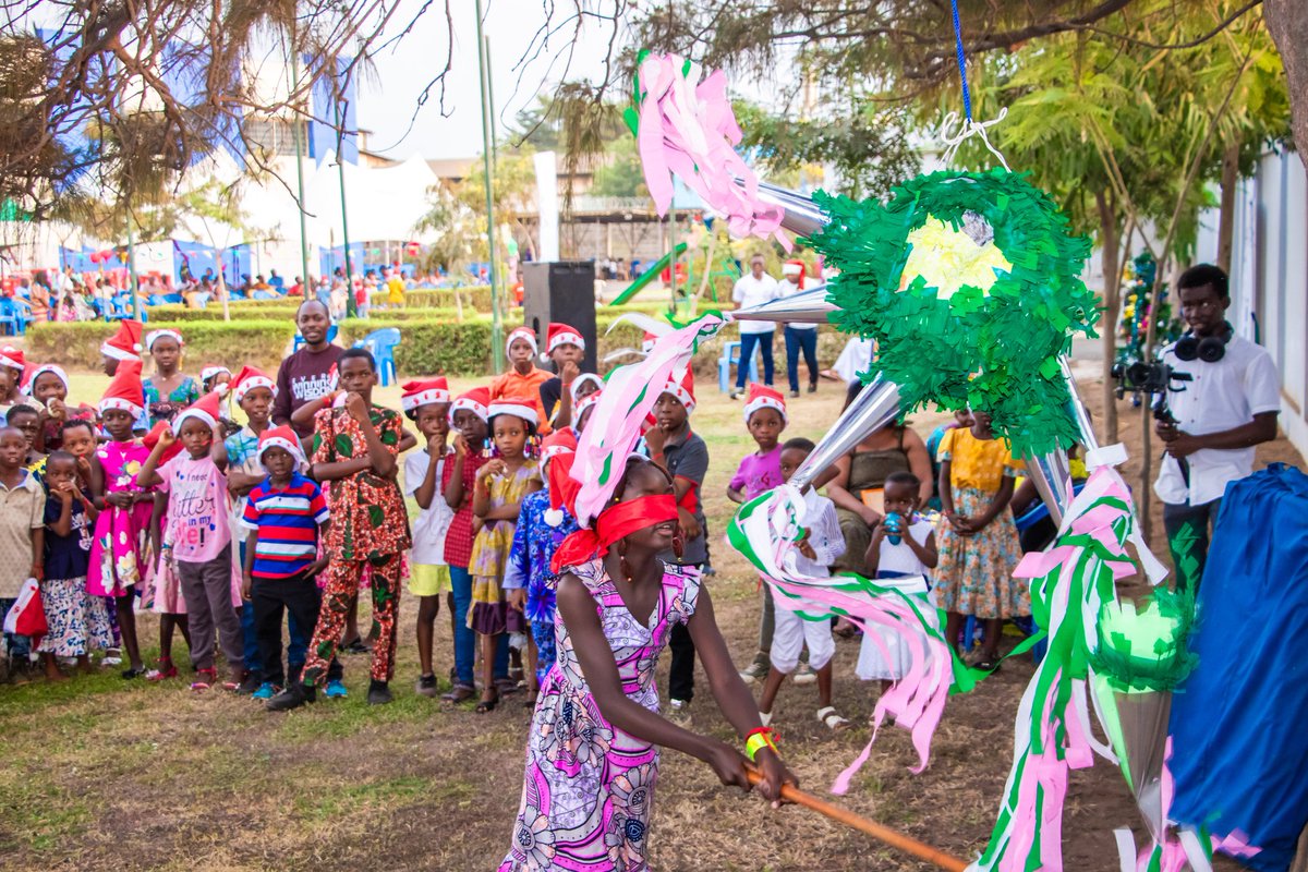 agl_togo's tweet photo. Comme l’année dernière la Direction Générale du Groupe au Togo à travers L’Amicale des Femmes « AF-AGL TOGO » a organisé une grande célébration de Noël dédiée aux enfants de nos collaborateurs le 28 Décembre 2024. 
Dans nos jardins, les enfants de 3 à 10 ans ont passé un joyeux⬇️ https://t.co/VLaSEDLwdE