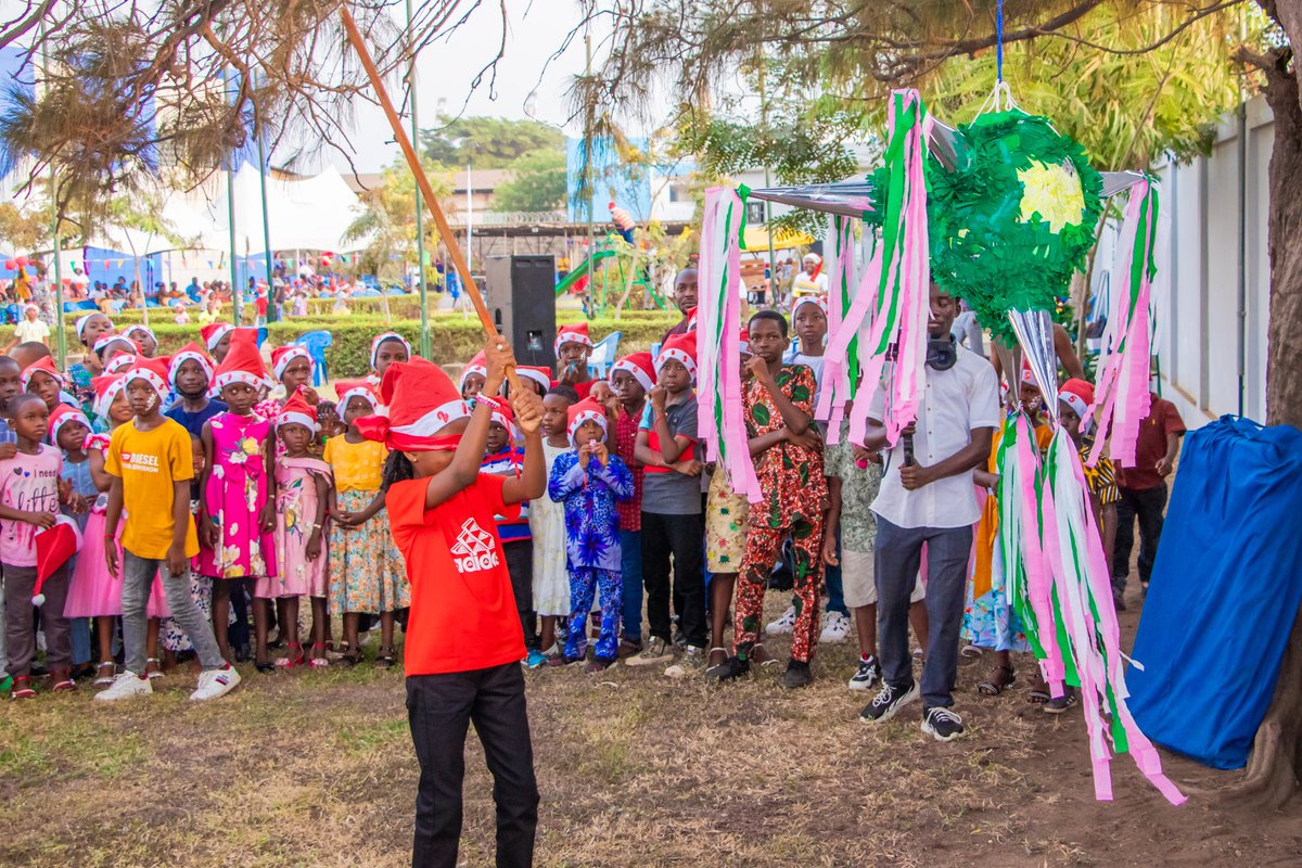 agl_togo's tweet photo. Comme l’année dernière la Direction Générale du Groupe au Togo à travers L’Amicale des Femmes « AF-AGL TOGO » a organisé une grande célébration de Noël dédiée aux enfants de nos collaborateurs le 28 Décembre 2024. 
Dans nos jardins, les enfants de 3 à 10 ans ont passé un joyeux⬇️ https://t.co/VLaSEDLwdE