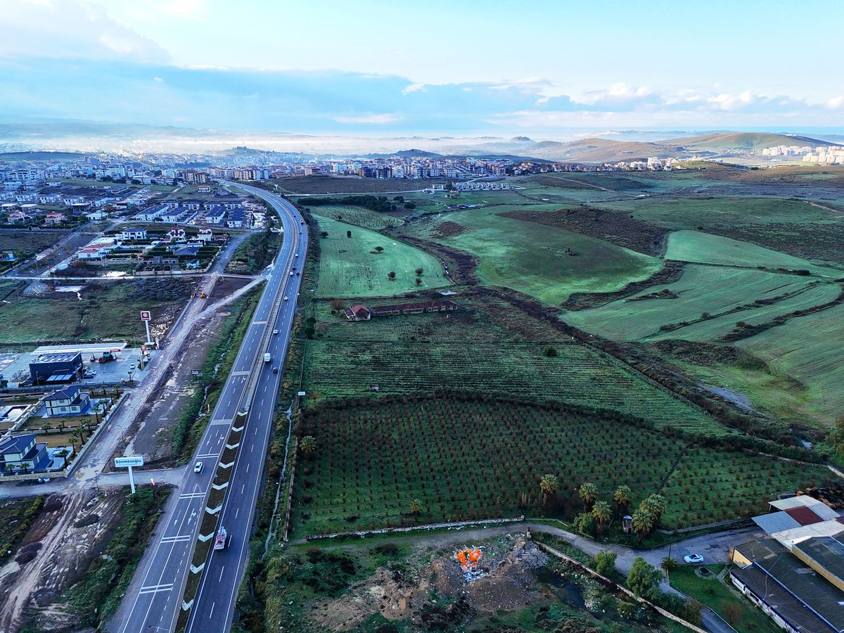 Seferihisar / Düzce mah.

Sağda görünen parsellerde hastane, okul, ticari + konut imarı var. 

2023te İzmir'in en cok göç alan ilcesi Seferihisar olmuştu.