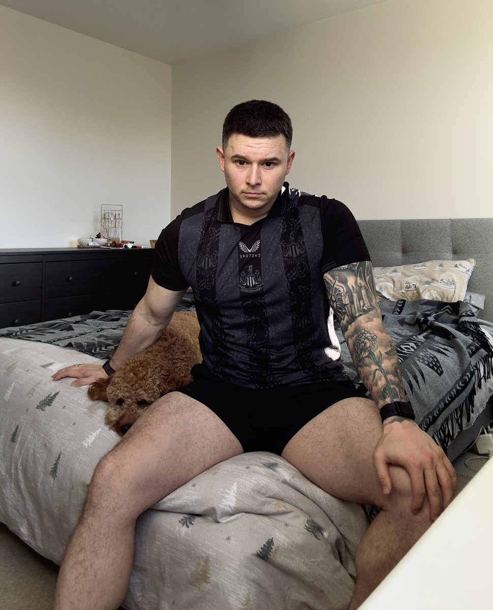 real_neilsmith's tweet photo. If Newcastle win tonight 😏 I’ll send a very hard “thank you” to everyone who reposts this pic. 🫢 
(Pinky promise) 🖤🤍 https://t.co/0zcVjselQr