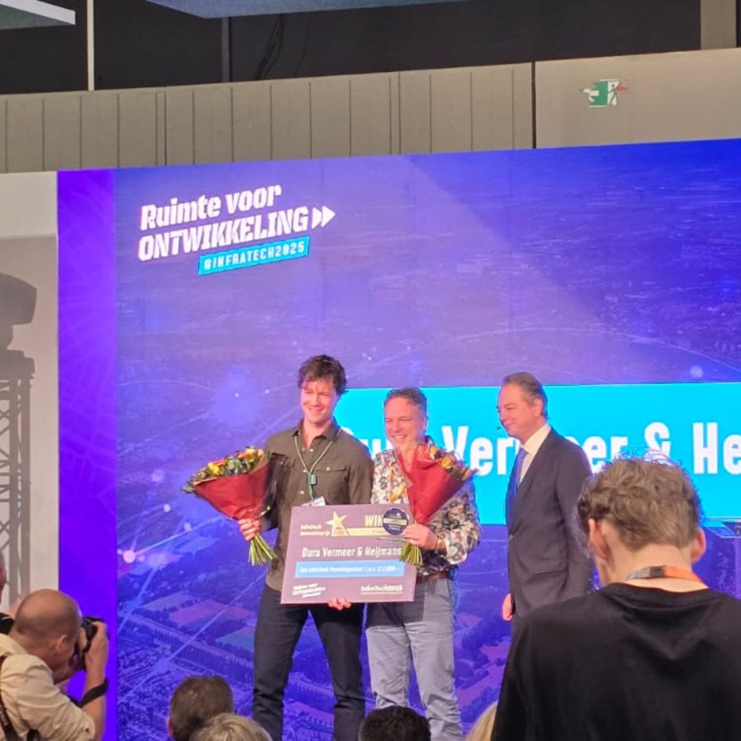 🏆Trots! Samen met <a href="/DuraVermeer/">Dura Vermeer</a>  hebben we de prijs gewonnen in Procesinnovatie! De Natuurladder maakt klimaatadaptatie, biodiversiteit en bodem- en waterkwaliteit concreet en toepasbaar. 🌱
We kregen de prijs uit handen van <a href="/MinisterIenW/">Robert Tieman</a> 
Meer info: heijmans.nl/nl/verhalen/na…