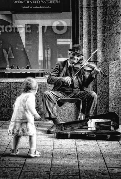 A little girl just discovered the coolest busker in town! 🎻✨ Who knew classical music could be this entertaining? #StreetMusic #CuteMoment #BuskerLife #history #historypulse #fyp #fun #viral