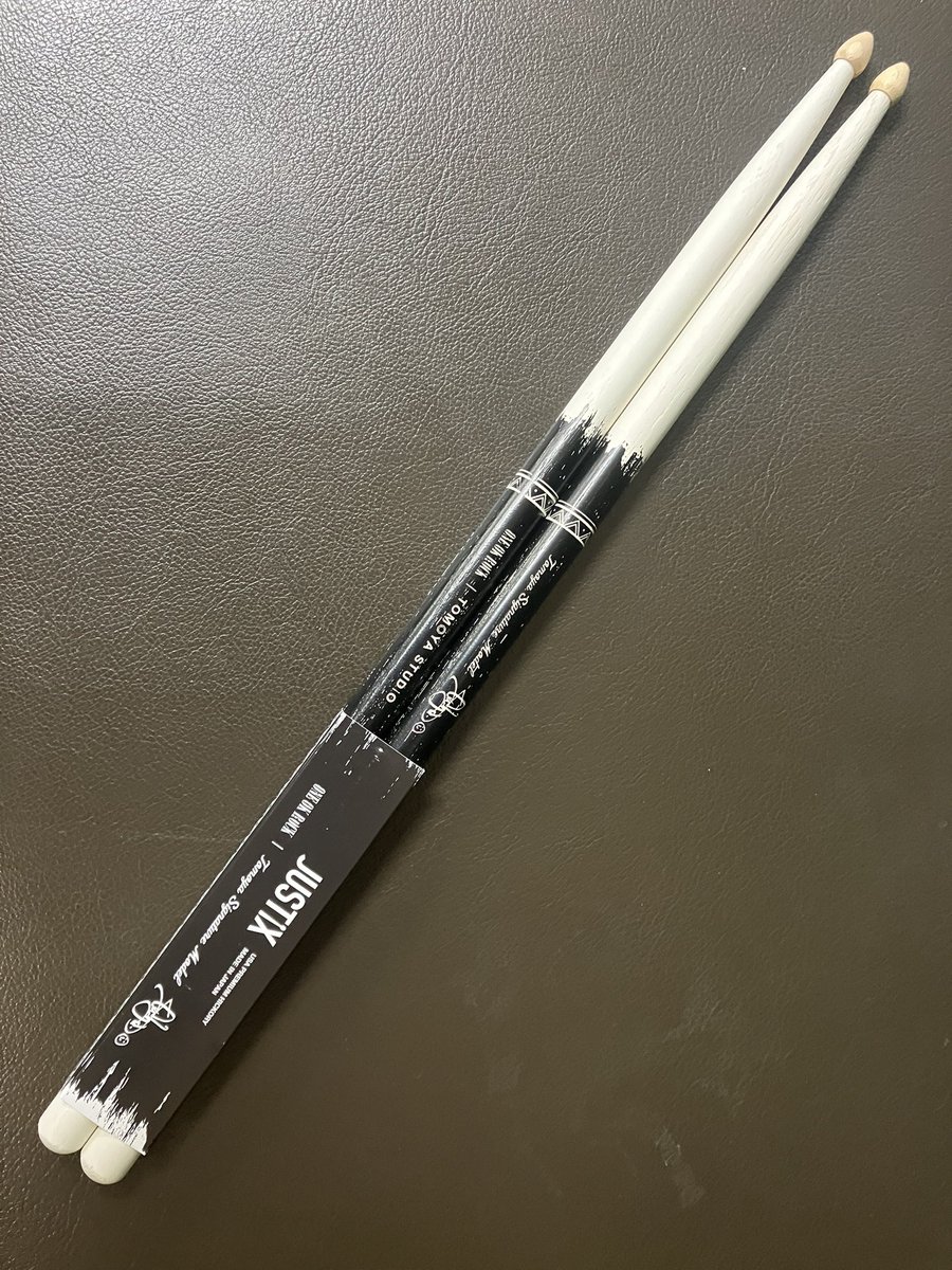 dustbowl_i's tweet photo. ダストボウル前橋店です。
#ドラムスティック の新ブランド #JUSTIX より第一弾商品として
#OneOkRock の #Tomoya #signature #stick が発売、店頭入荷しております。
まずはホワイト、今後ナチュラルと透明の　#スティックグリップ が入荷する予定です。
皆様のご来店をこころよりお待ちしています。 https://t.co/eyoVYoSz3S
