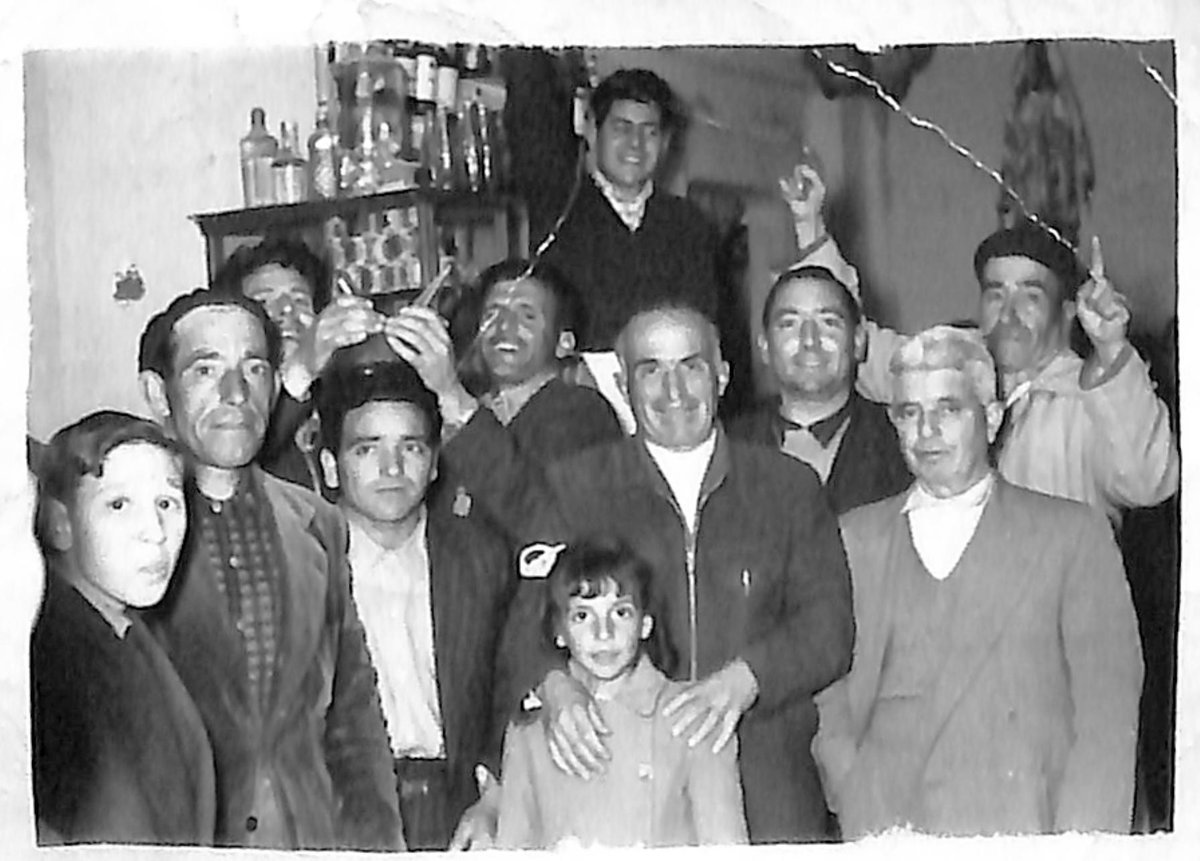 MadridAntiguo's tweet photo. Entrañable y jovial imagen en el bar El Descanso, en Hortaleza,que hacía poco se había anexionado a Madrid (1949); el sitio aún perdura,sobre todo en la memoria. En el centro,con el niño,Jonás Aragoneses,alcalde durante la II República (ca. 1950,Luis Villar Rodríguez,MemoMadrid) https://t.co/kyQKauomdD