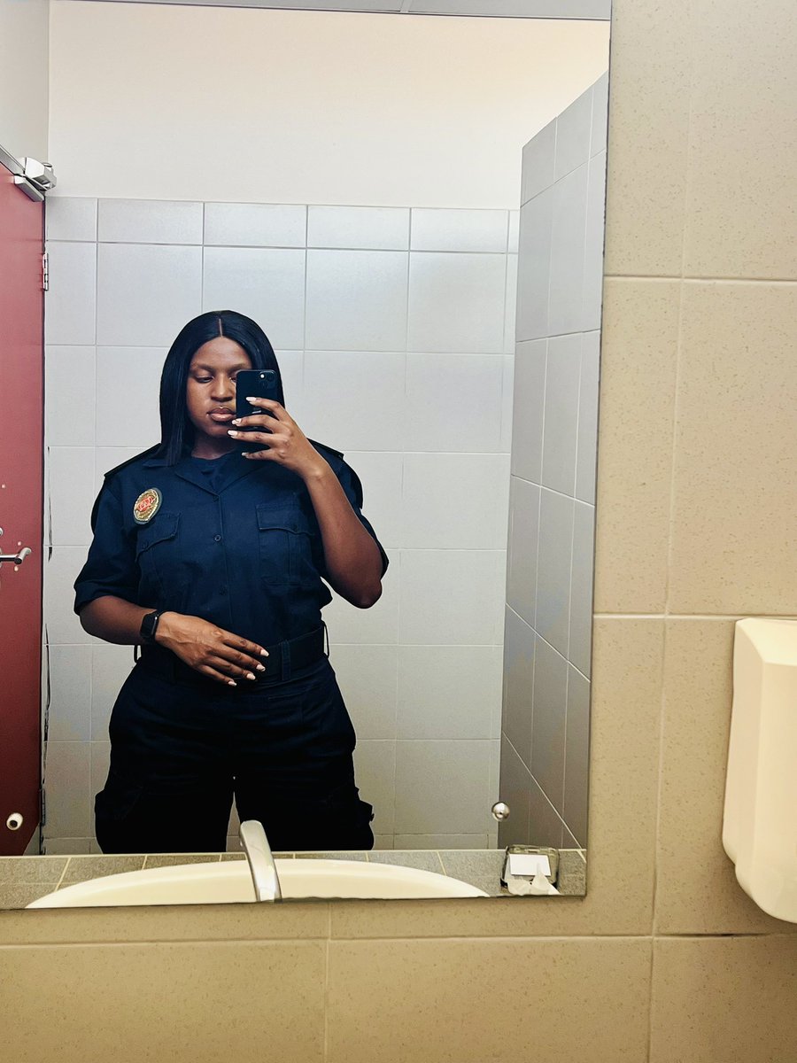 CharmerNaango's tweet photo. The mirrors at work love to see me comin🌻 https://t.co/AAOmuKN5Qi
