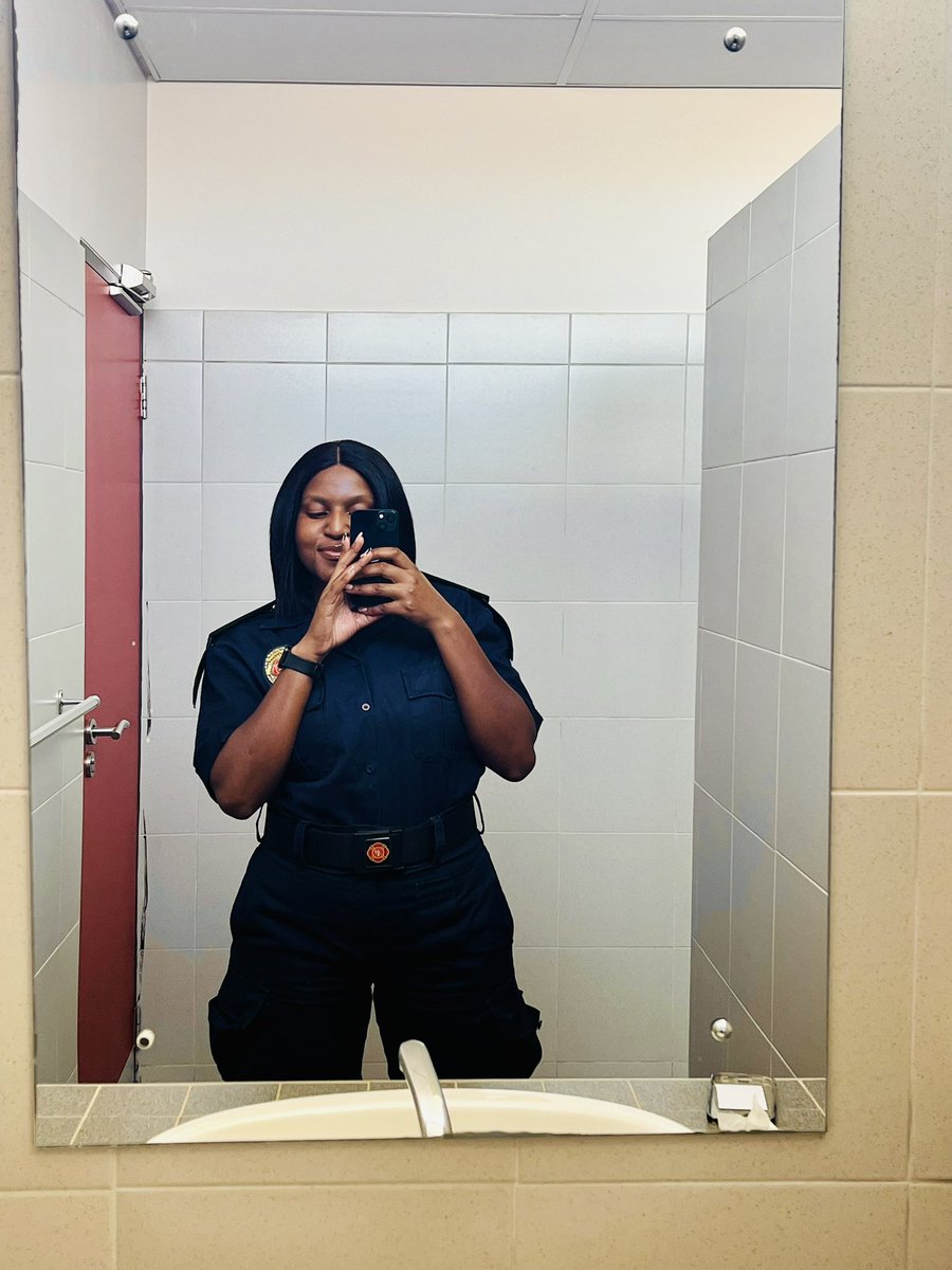 CharmerNaango's tweet photo. The mirrors at work love to see me comin🌻 https://t.co/AAOmuKN5Qi
