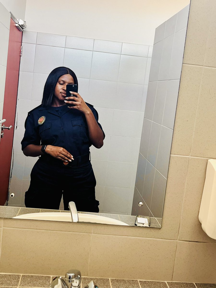 CharmerNaango's tweet photo. The mirrors at work love to see me comin🌻 https://t.co/AAOmuKN5Qi