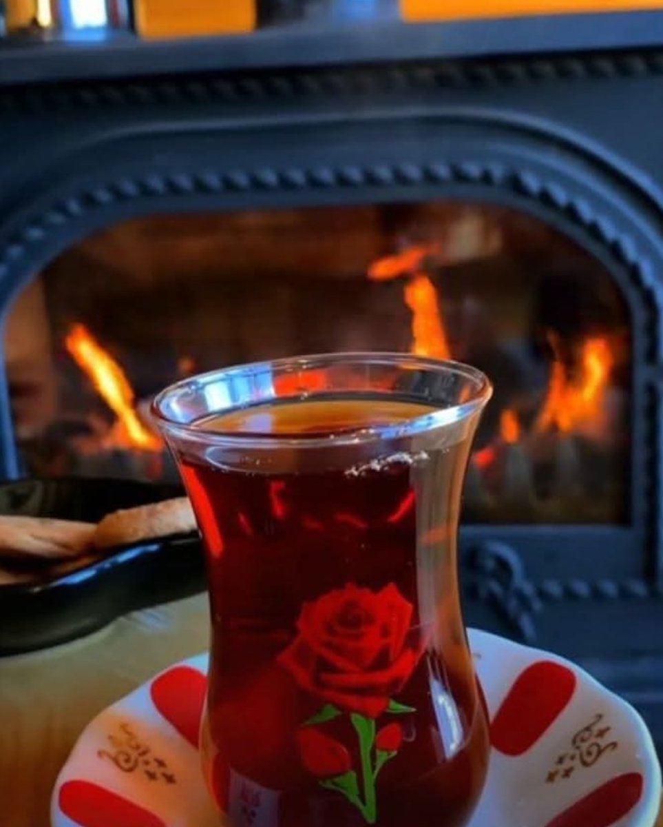 E_f_t_e_l_y_a_'s tweet photo. Gül yaprağı gazel olmaz
Güzele doyum olmaz
Kahveyi boşverin siz
Çaya doyum olmaz
🧐🫣🙃 ☕🌹

#çarşamba #çay #keyfim https://t.co/R9WRMEEwWK