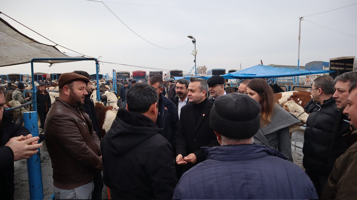 farukduhachp's tweet photo. İl yöneticilerimiz, merkez ilçe başkanımız ve yöneticilerimiz, il genel meclisi üyemiz ve belde başkanımızla bu sabah güne hayvan pazarında başladık. Her zaman olduğu gibi yine çiftçimizin, esnafımızın, vatandaşımızın yanındayız. Kesim fiyatlarındaki dalgalanma pazarı çok olumsuz etkilemiş durumda. 
Yeme, mazota bu kadar zam gelirken hayvancılıkla uğraşan vatandaşımızın zarar etmemesi mümkün değil. 
Her derdin var bir çaresi, onun da adı Cumhuriyet Halk Partisi.
