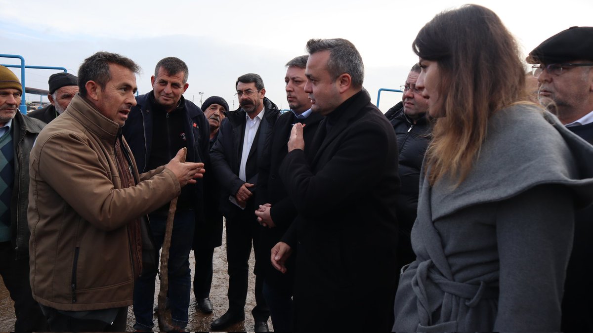 İl yöneticilerimiz, merkez ilçe başkanımız ve yöneticilerimiz, il genel meclisi üyemiz ve belde başkanımızla bu sabah güne hayvan pazarında başladık. Her zaman olduğu gibi yine çiftçimizin, esnafımızın, vatandaşımızın yanındayız. Kesim fiyatlarındaki dalgalanma pazarı çok olumsuz