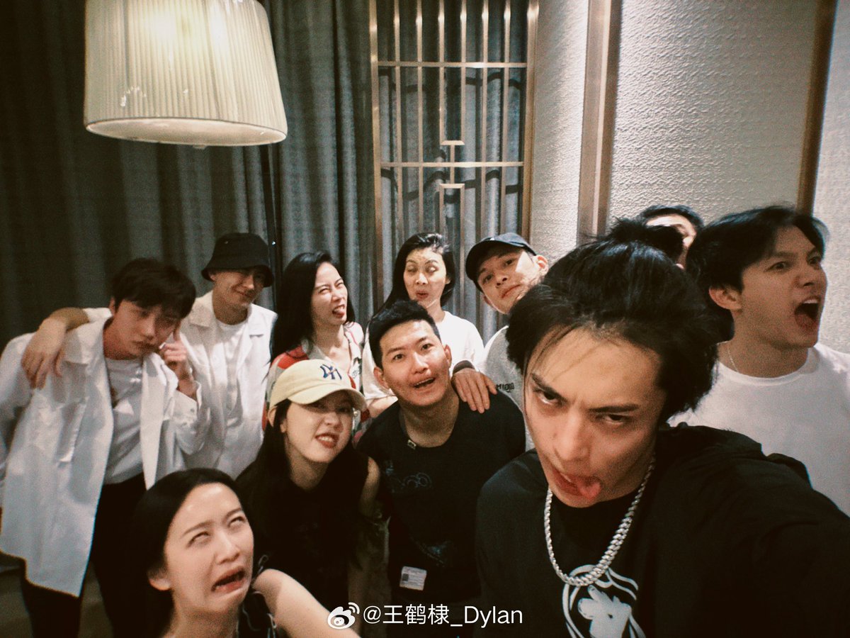 250115 #DylanWang update 1/2
"Hello everyone, we are mushroom army ✊"
* DF soldiers've called #GuardiansOfTheDafeng a "mushroom drama," referring to ppl eating mushrooms in Yunnan led to poisoning n wild behavior. It metaphorically describes DF's plot making viewers crazy for it