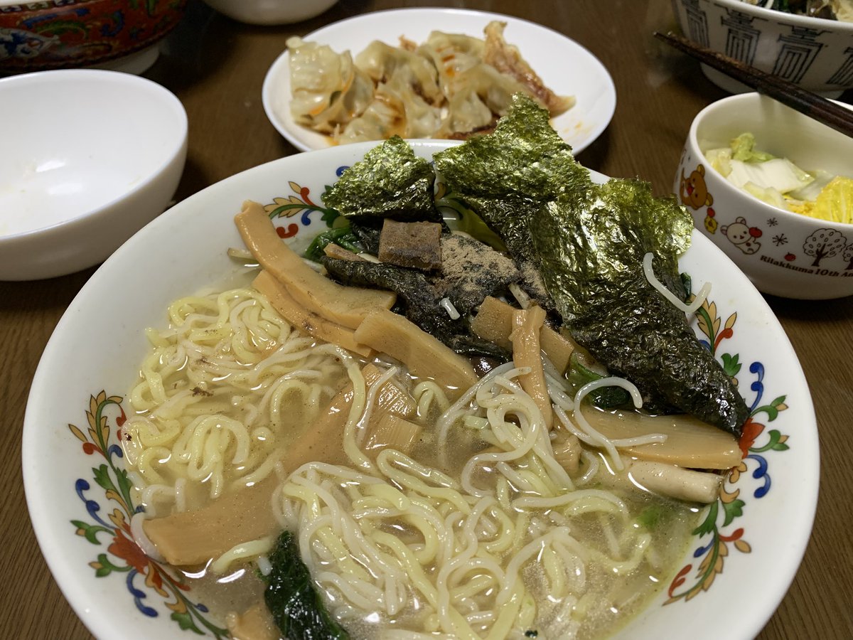 今日のわが家はラーメンと餃子なう(((o(*ﾟ▽ﾟ*)o)))めっちゃ美味い(*´～｀*)
