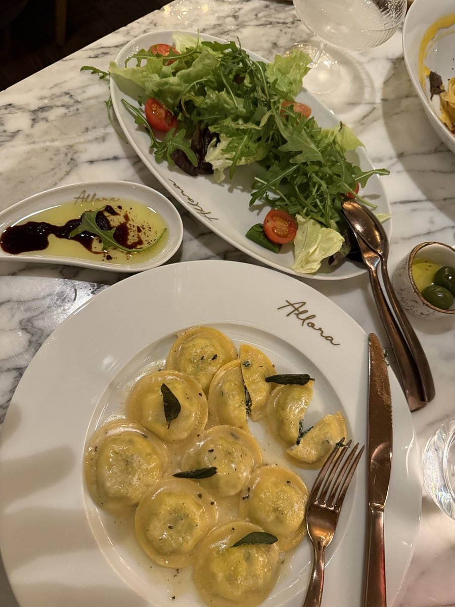 It’s a great day to be in Lisbon, Portugal where the views are fantastic and the food is only slightly more splendid than the polite manner in which it’s served🍷🍽️✨