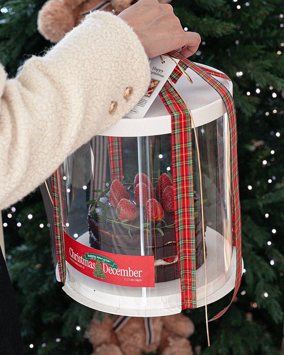 _fingerday1983's tweet photo. 🎄 Christmas Package🎄

크리스마스 시즌에는 케이크가 가장 많이 나가잖아요. 그래서 제일 베이직한 투명창 원통형케이크상자 준비했어요. 함께 패킹하실수있는 스��커와 리본,택,고리장식도 함께 만나보세요.

이번엔 퀄리티 꼼꼼히 따져서 더더 이쁘니까 기대해주셔도 좋아 https://t.co/9P1zSQwpj4