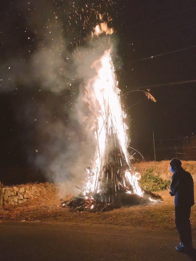 奧飛鳥の正月行事

1/11  奧飛鳥の栢森で“女綱の綱掛”、1/13 成人の日、奧飛鳥の稲渕で“男綱の綱掛”が、そして
1/14 奧飛鳥の栢森で“とんど”が、行われました。
今年は、静かで、落ち着いた、善き年で、ありますように‼️