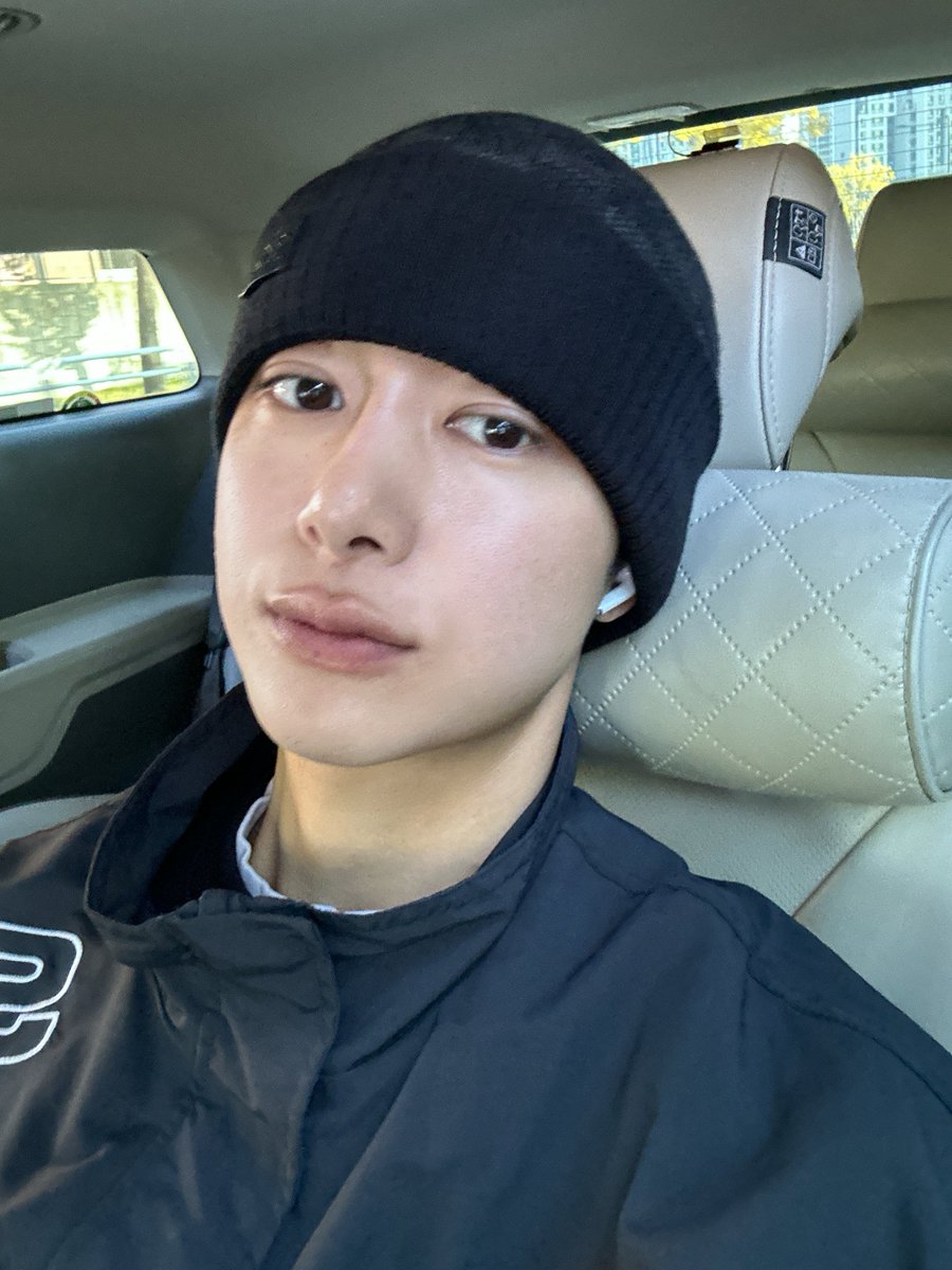 생일이라고 셀카 올려줌 !!! 채형원 완전 깜장콩이야 ⋯ ♥︎