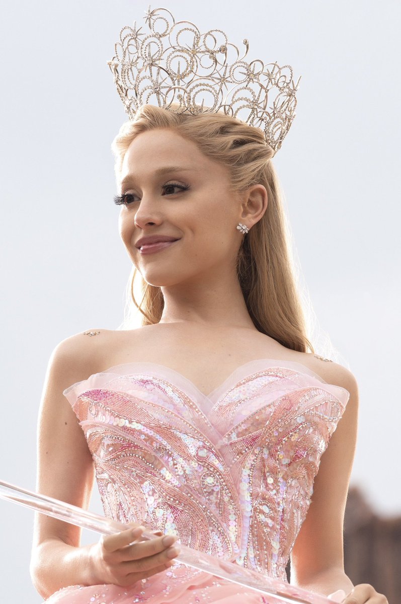 allurequinn's tweet photo. load this glinda in 4k. https://t.co/QGvgW8TjBN