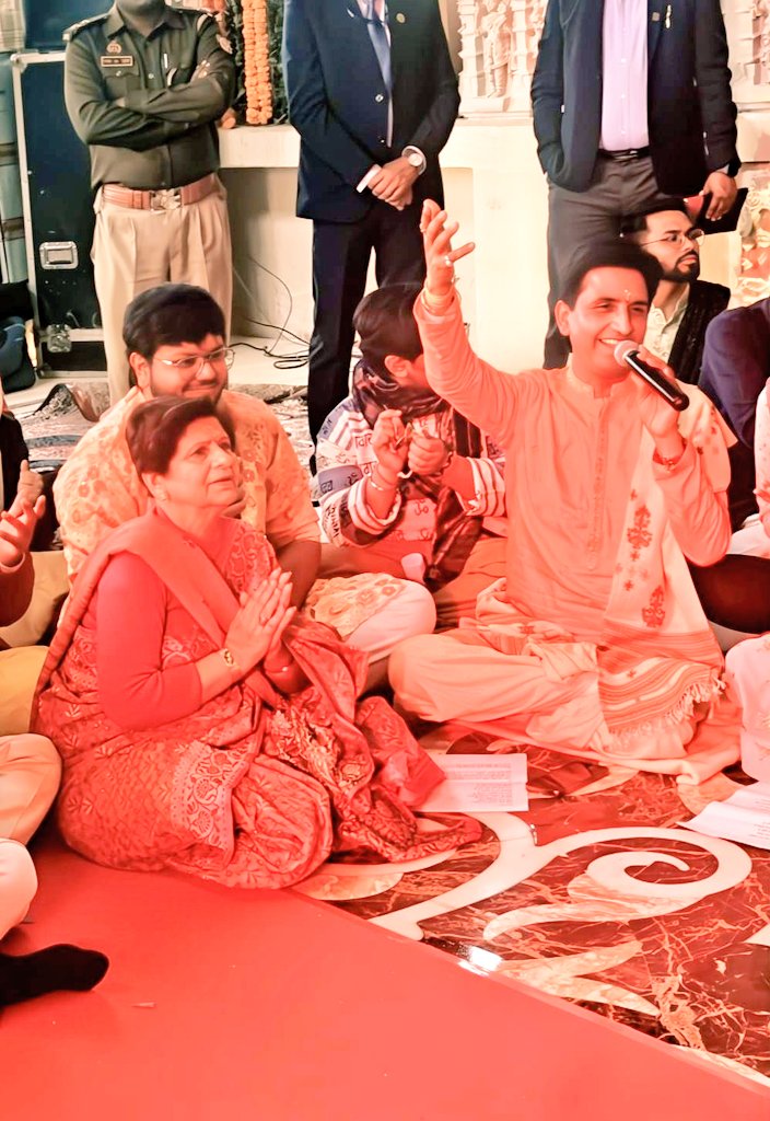 SanyuktaBhatia's tweet photo. श्री राम लला प्रतिष्ठा-द्वादशी के पावन अवसर पर श्रीराम जन्मभूमि परिसर में युगकवि, श्रद्धेय @DrKumarVishwas जी की राग सेवा श्रवण करने का अवसर प्राप्त हुआ। 

जय श्री राम। https://t.co/IfsqcWzZgd