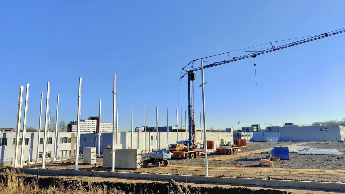 RaymondAarsman1's tweet photo. Voortgang van de bouw van distributiecentrum 'Logistics Centre 1220', aan de Nieuwe Gouwe OZ die eind 2025 wordt opgeleverd in #Gouda achter de Sligro. #distributie #logistiek https://t.co/yPabykV17k https://t.co/rn6aeKaSBJ https://t.co/rYjqX0UfLy