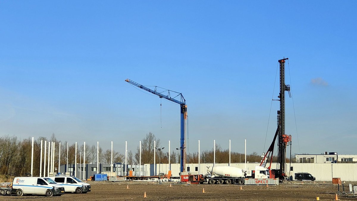 RaymondAarsman1's tweet photo. Voortgang van de bouw van distributiecentrum 'Logistics Centre 1220', aan de Nieuwe Gouwe OZ die eind 2025 wordt opgeleverd in #Gouda achter de Sligro. #distributie #logistiek https://t.co/yPabykV17k https://t.co/rn6aeKaSBJ https://t.co/rYjqX0UfLy