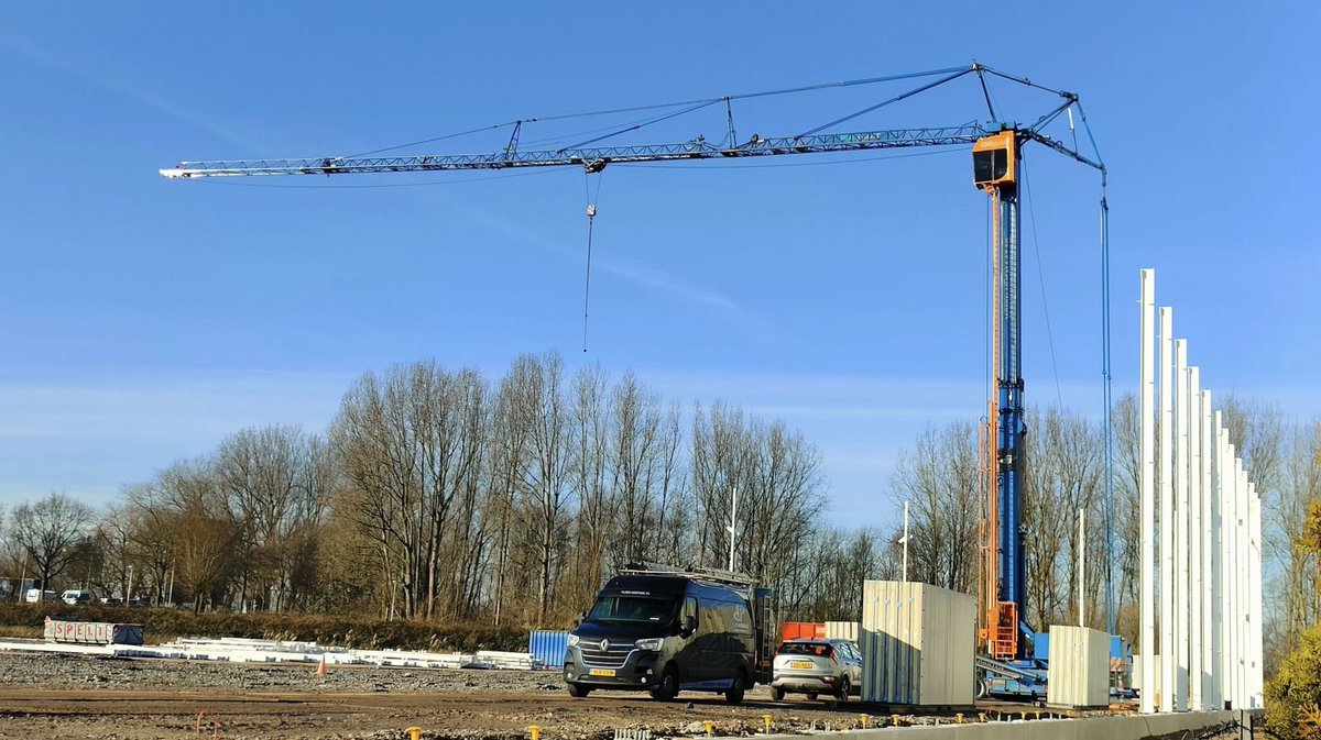 RaymondAarsman1's tweet photo. Voortgang van de bouw van distributiecentrum 'Logistics Centre 1220', aan de Nieuwe Gouwe OZ die eind 2025 wordt opgeleverd in #Gouda achter de Sligro. #distributie #logistiek https://t.co/yPabykV17k https://t.co/rn6aeKaSBJ https://t.co/rYjqX0UfLy