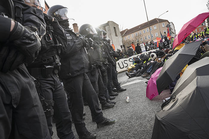 UmbruchB's tweet photo. 15.000 Menschen gingen am 11. Januar 2025 im sächsischen Riesa auf die Straße, um gegen den AfD-Bundesparteitag zu protestieren. Durch zahlreiche Blockaden verzögerte sich der Parteitag um Stunden.
Fotos: https://t.co/lVuZC2uO1x
#Riesa #riesa1101 #noAfD #widersetzen https://t.co/csxpN7vMso