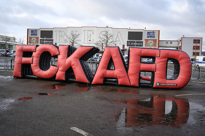 UmbruchB's tweet photo. 15.000 Menschen gingen am 11. Januar 2025 im sächsischen Riesa auf die Straße, um gegen den AfD-Bundesparteitag zu protestieren. Durch zahlreiche Blockaden verzögerte sich der Parteitag um Stunden.
Fotos: https://t.co/lVuZC2uO1x
#Riesa #riesa1101 #noAfD #widersetzen https://t.co/csxpN7vMso